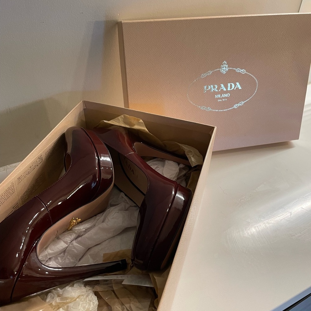*mint* condition PRADA heels